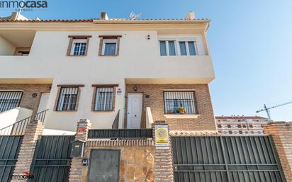 Vista exterior de Casa adosada en venda en Churriana de la Vega amb Aire condicionat, Terrassa i Balcó