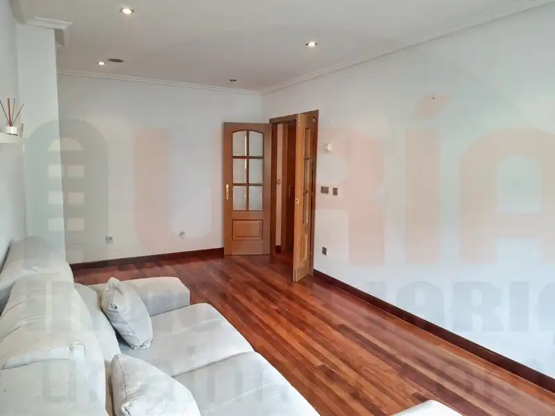 Sala d'estar de Pis en venda en Oviedo  amb Calefacció, Terrassa i Traster
