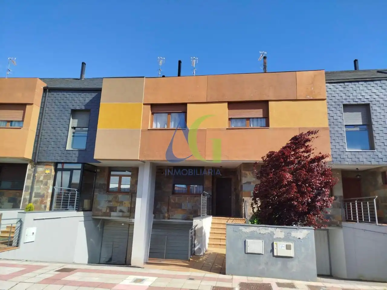 Vista exterior de Casa o chalet en venta en San Andrés del Rabanedo con Calefacción, Terraza y Trastero