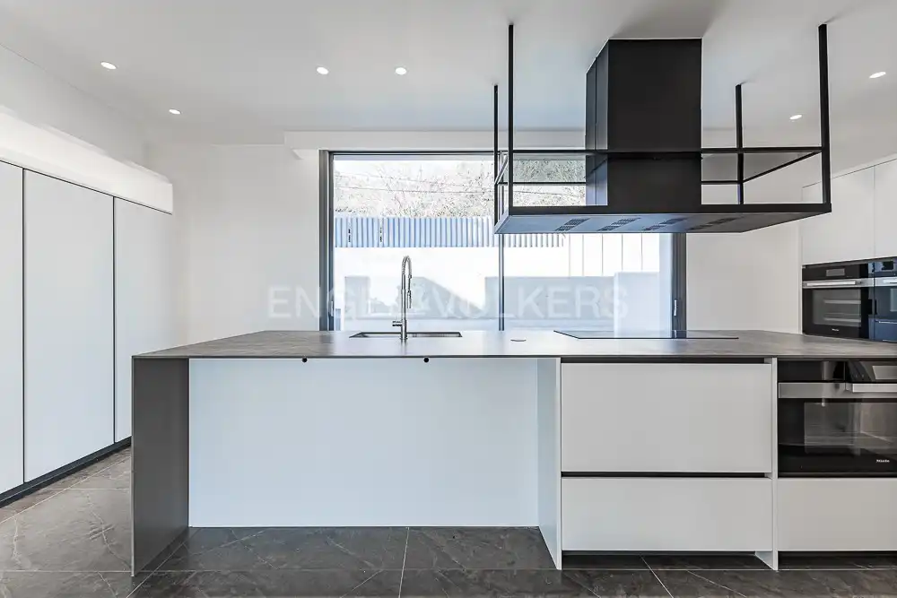 Cocina de Casa o chalet en venta en Barcelona con Aire acondicionado, Calefacción y Jardín privado