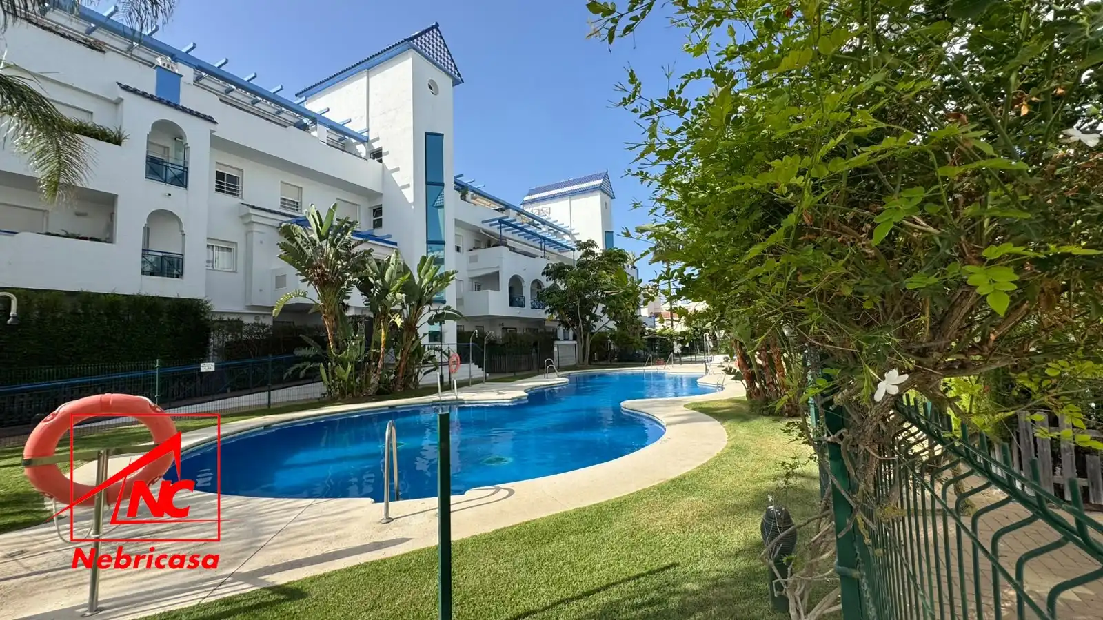 Vista exterior de Pis en venda en Rota amb Aire condicionat, Terrassa i Piscina