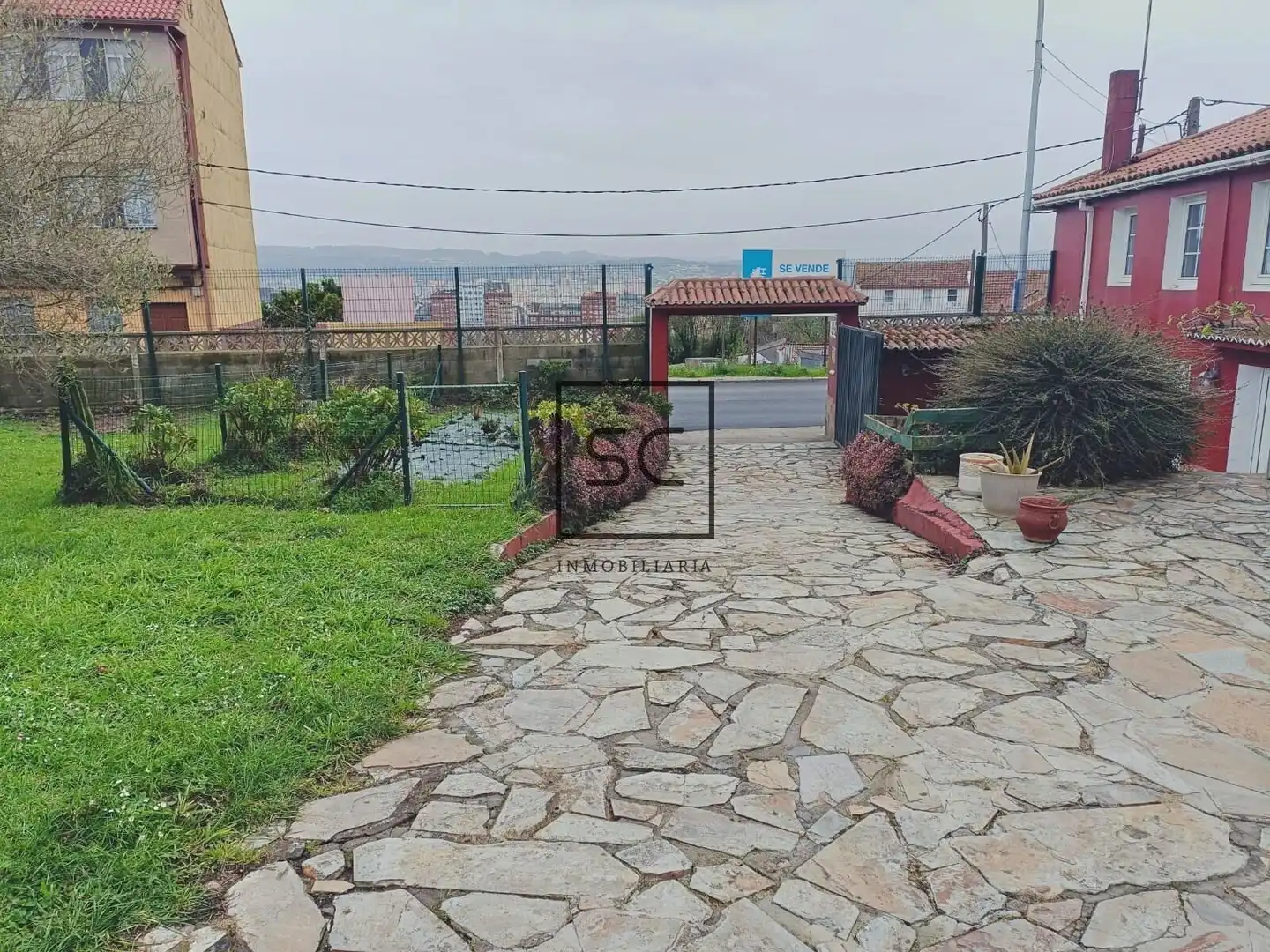 Vista exterior de Casa o xalet en venda en Ferrol amb Calefacció, Jardí privat i Alarma
