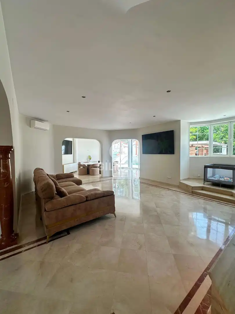 Sala d'estar de Casa o xalet en venda en Estepona amb Jardí privat i Piscina