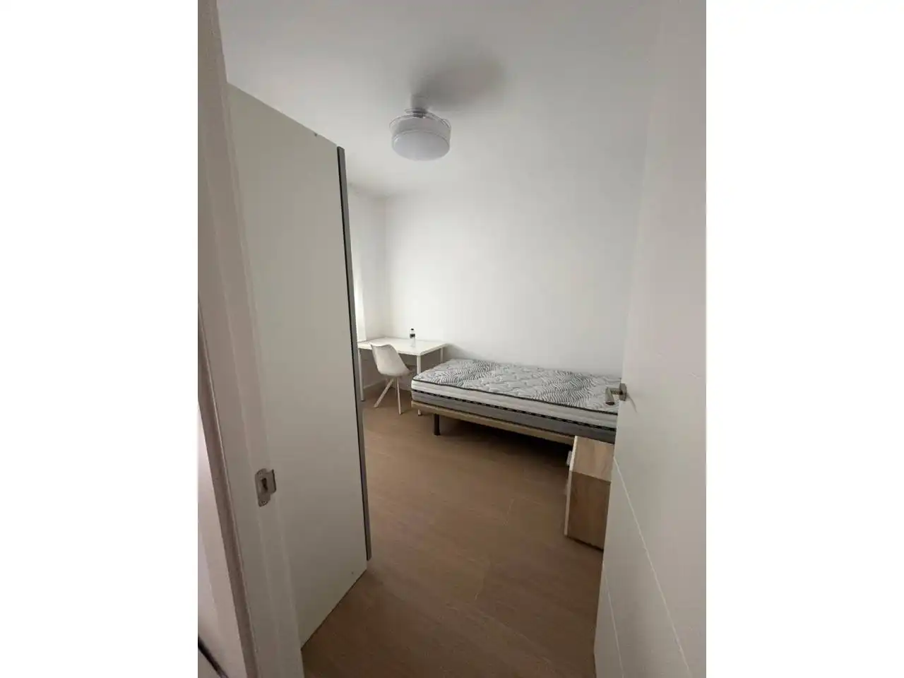 Bedroom of Flat for rent in Granada  with Parquet flooring, Storage room and Furnished