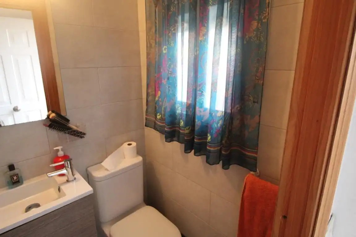 Bany de Casa adosada en venda en Torrevieja amb Jardí privat, Terrassa i Moblat
