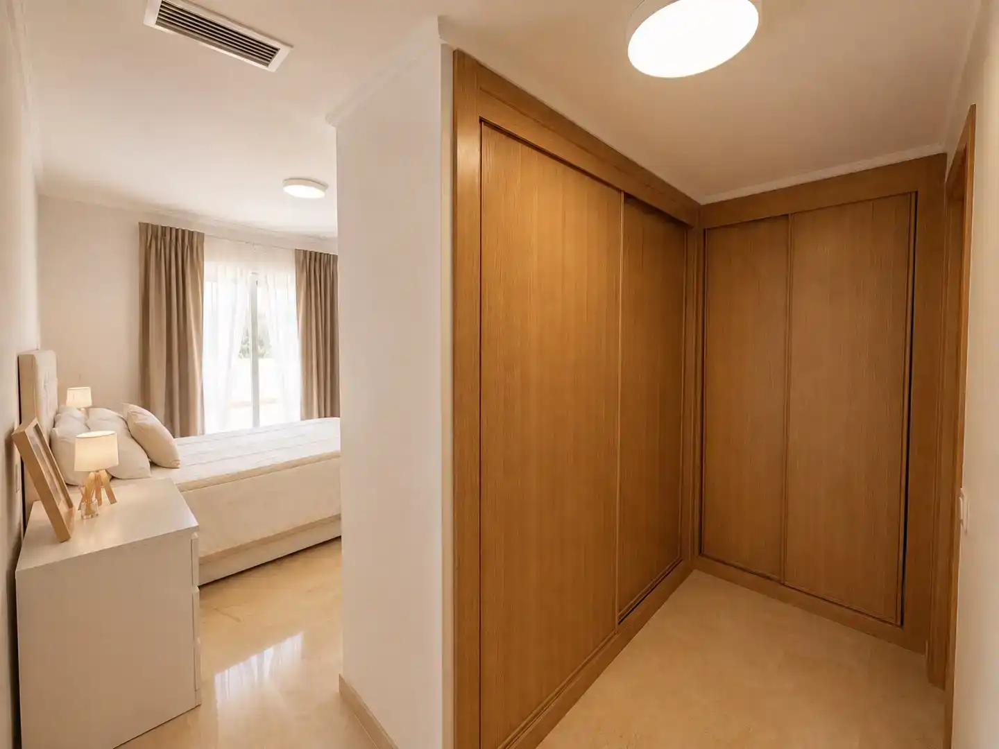Schlafzimmer von Wohnung zur Miete in Estepona mit Klimaanlage, Schwimmbad und Balkon
