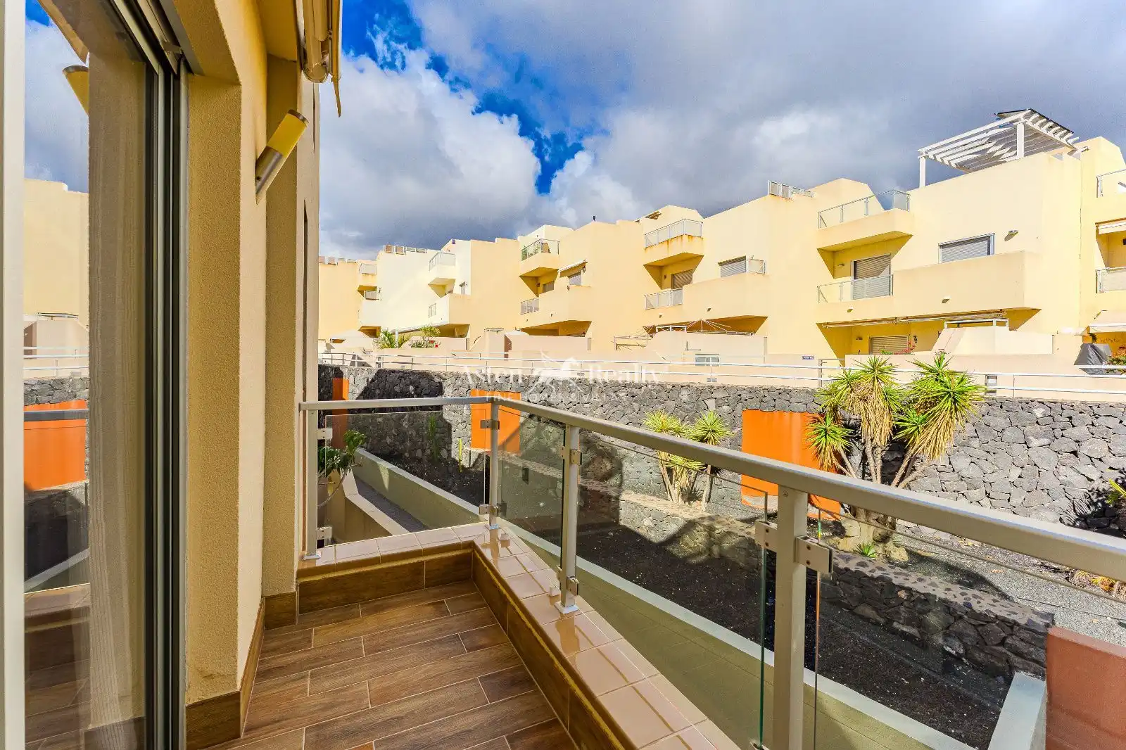 Außenansicht von Einfamilien-Reihenhaus zum Verkauf in Santiago del Teide mit Privatgarten, Terrasse und Abstellraum