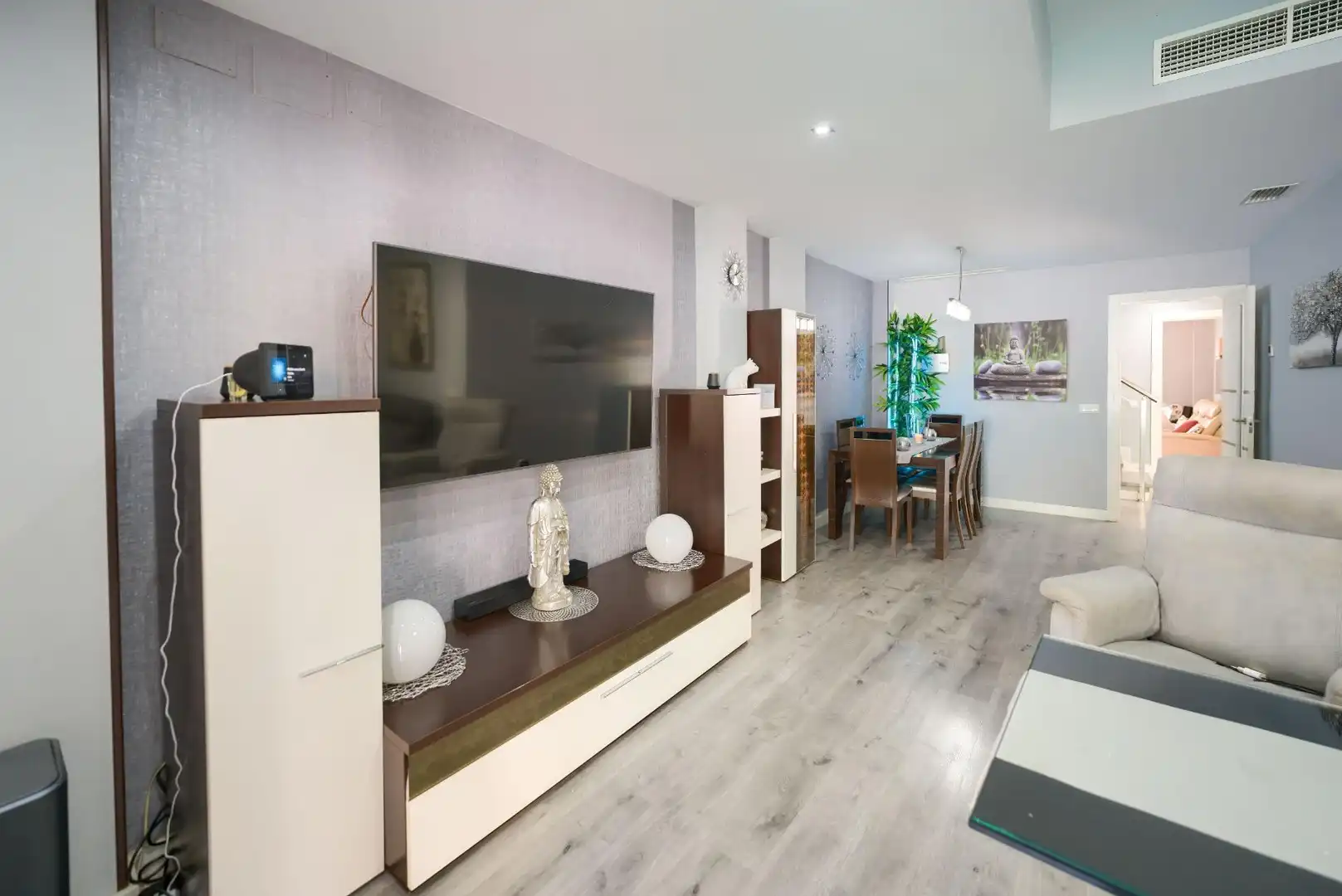 Wohnzimmer von Einfamilien-Reihenhaus zum Verkauf in Espartinas mit Klimaanlage, Heizung und Parkett