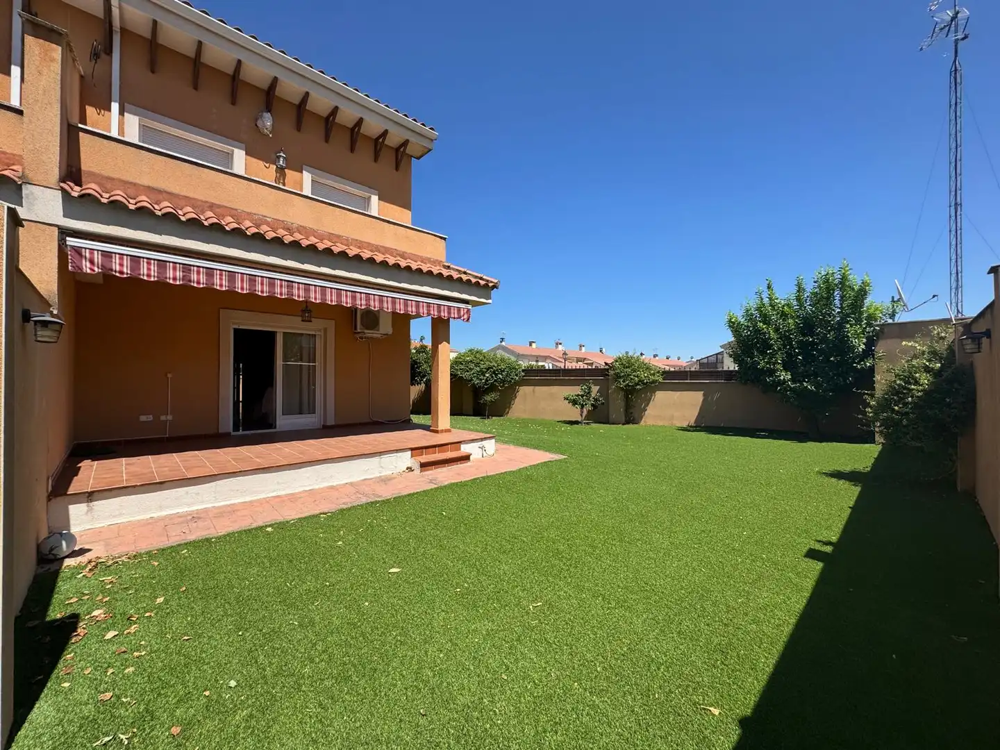 Terrassa de Casa adosada en venda en Talavera de la Reina amb Aire condicionat, Calefacció i Jardí privat