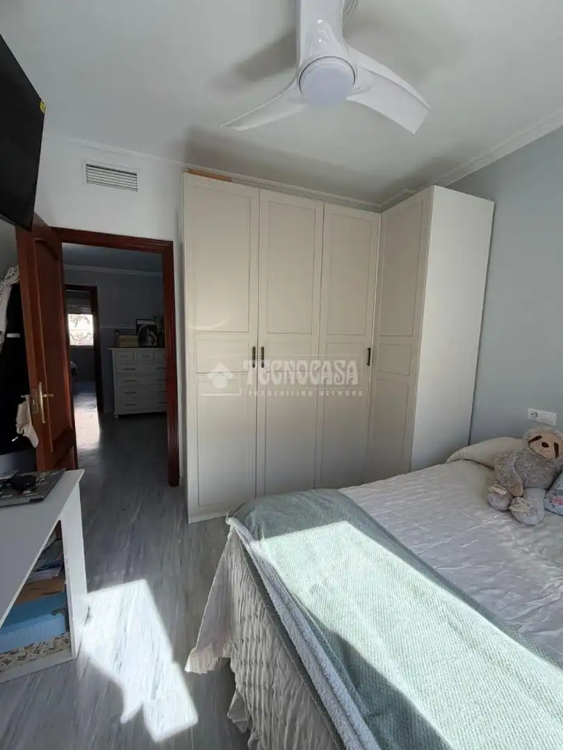 Dormitori de Casa adosada en venda en Utrera amb Aire condicionat i Calefacció