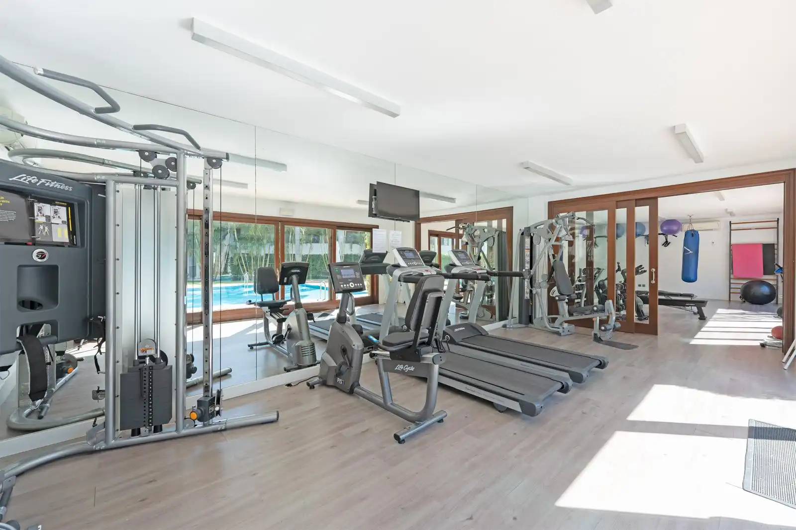 Swimming pool of Flat for sale in Estepona  with Air Conditioner, Terrace and Storage room