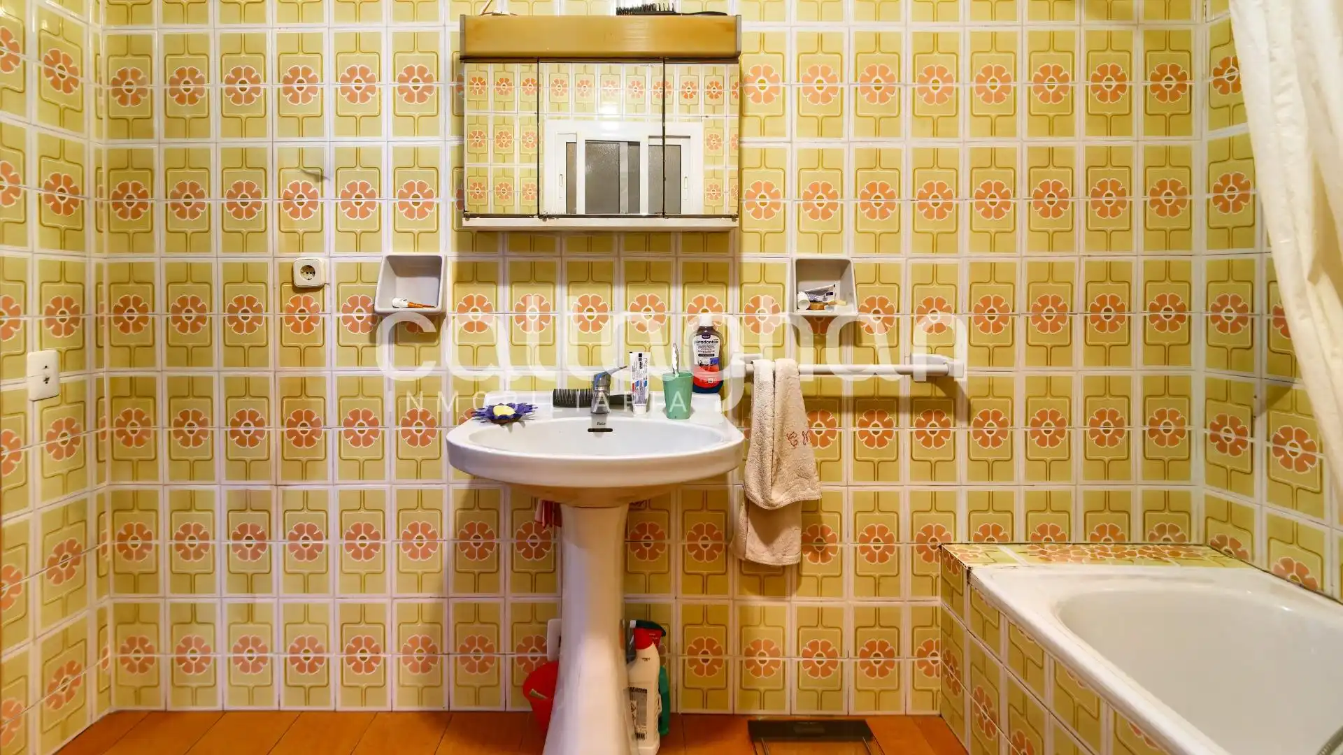 Bathroom of Flat for sale in Pedralba  with Air Conditioner, Heating and Terrace