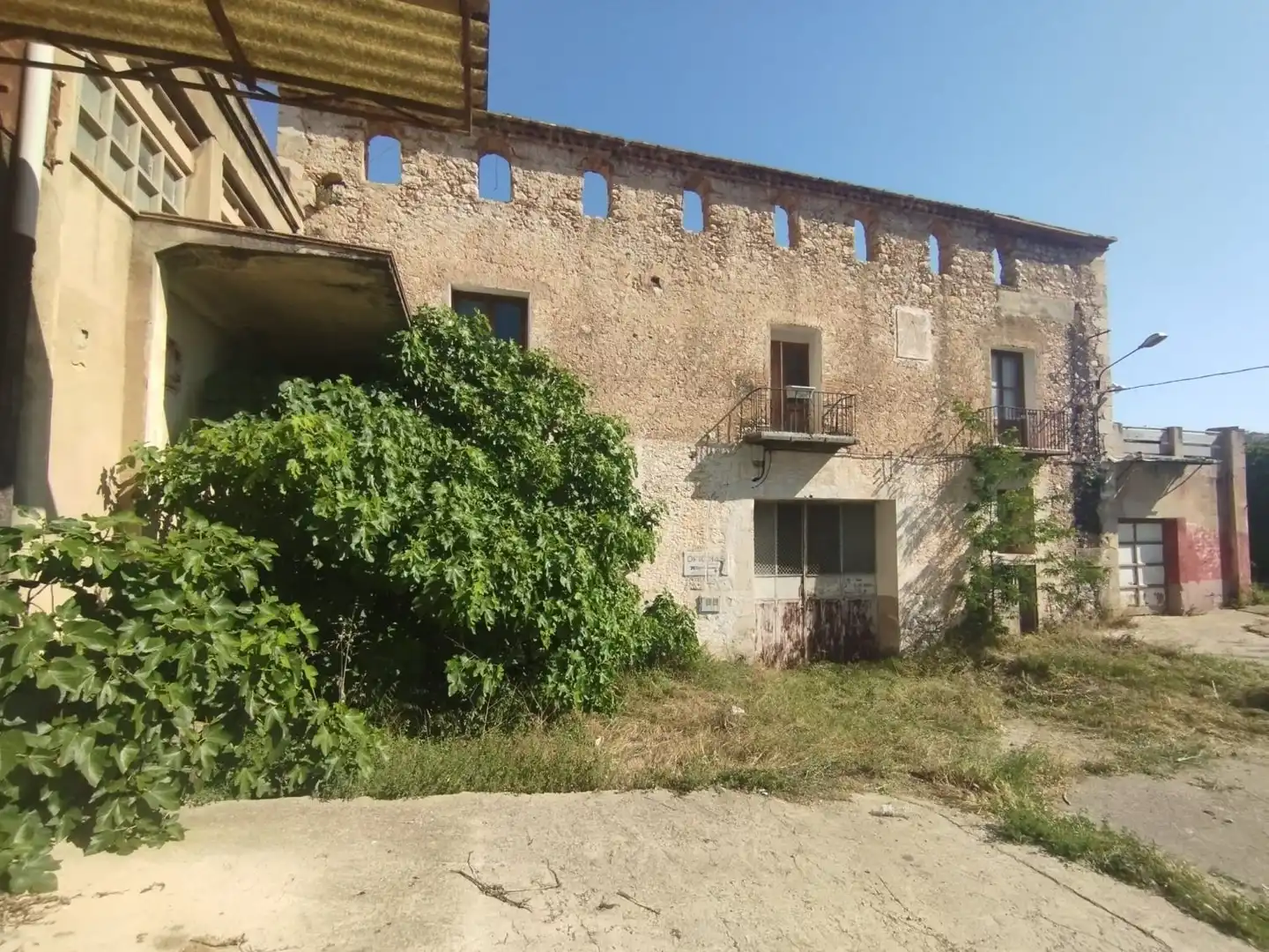 Außenansicht von Gebäude zum Verkauf in Rossell