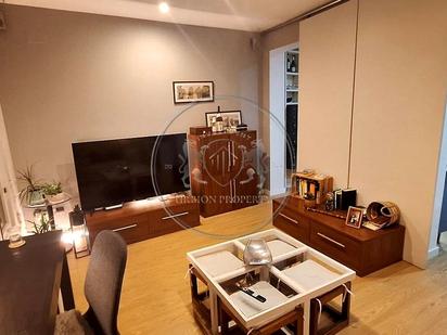 Living room of Flat for sale in  Madrid Capital  with Air Conditioner, Furnished and Balcony