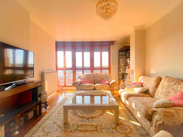 Piso en Venta en Calle Guardia Civil en Reyes Católicos