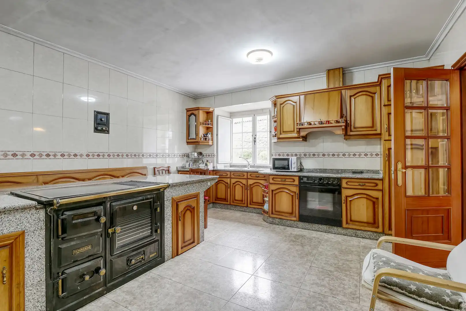 Cuina de Casa o xalet en venda en Guitiriz amb Jardí privat, Moblat i Forn