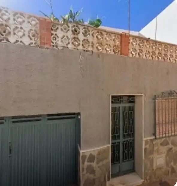 Vista exterior de Casa o xalet en venda en Almería amb Terrassa, Moblat i Balcó