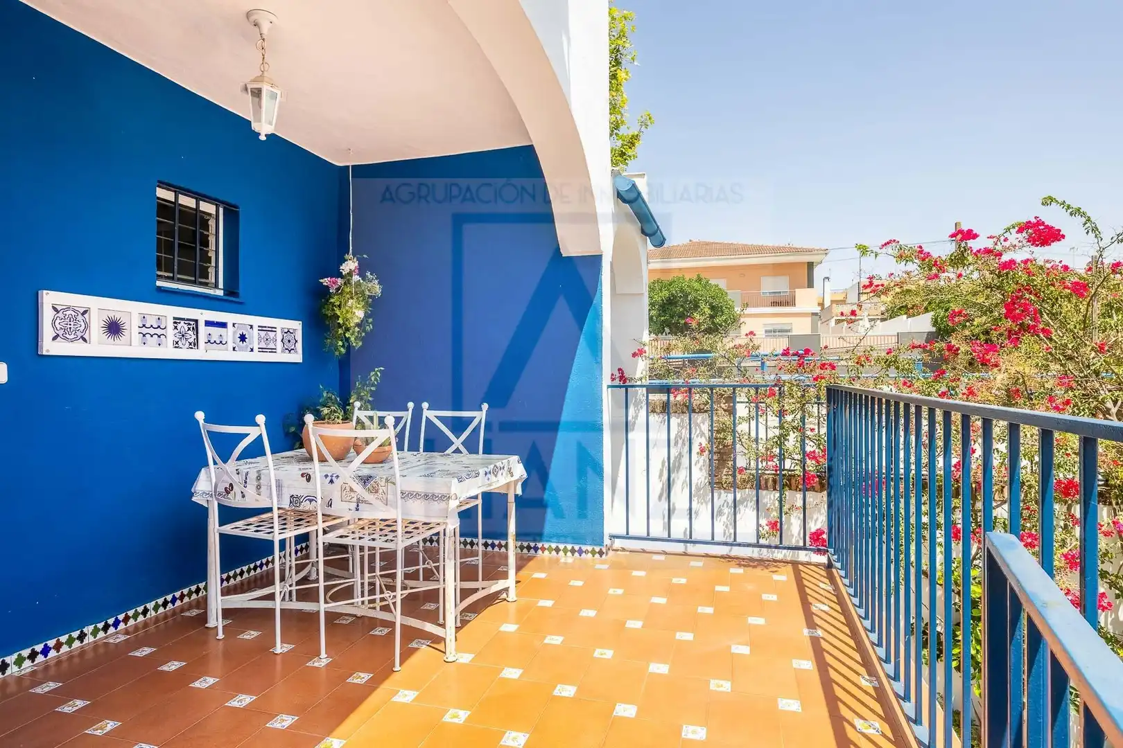 Terrasse von Einfamilien-Reihenhaus zum Verkauf in Mairena del Aljarafe mit Klimaanlage und Privatgarten