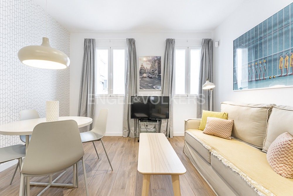 Sala de estar de Apartamento de alquiler en  Madrid Capital con Aire acondicionado, Calefacción y Amueblado
