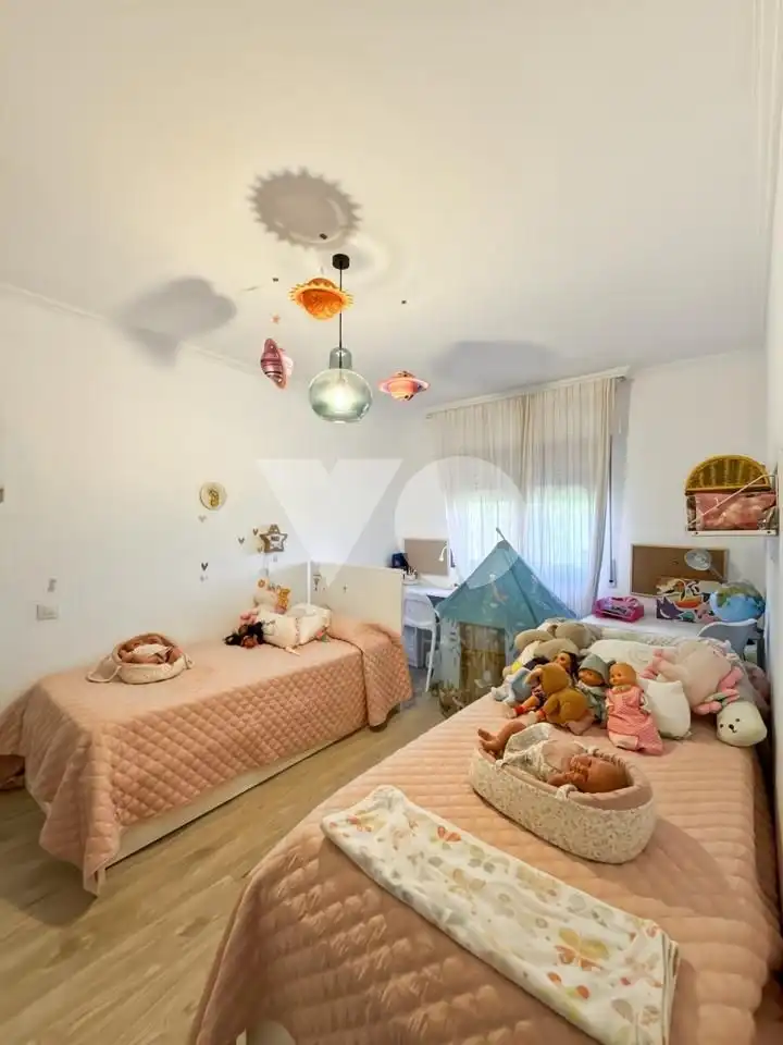 Dormitori de Casa adosada en venda en Majadahonda amb Aire condicionat, Calefacció i Jardí privat