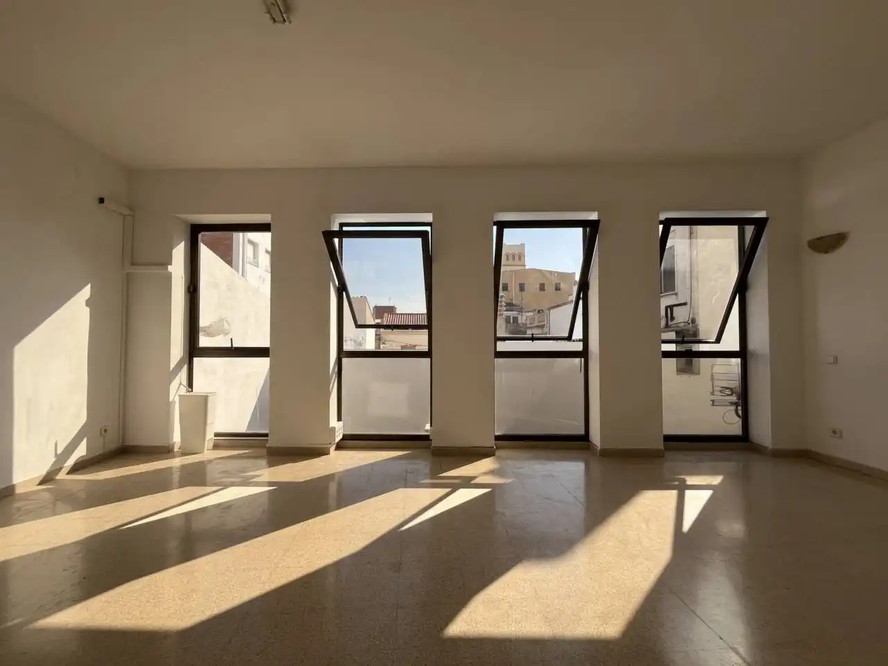 Vista exterior de Oficina de lloguer en Badalona amb Aire condicionat, Calefacció i Alarma