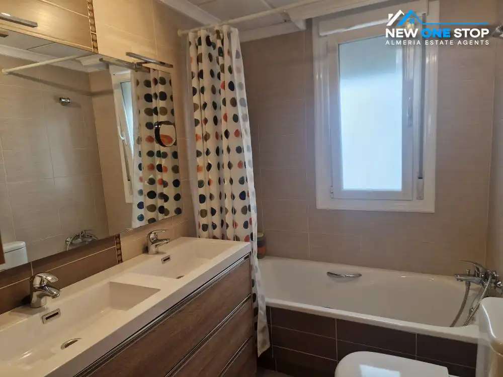 Badezimmer von Wohnungen zum Verkauf in Carboneras mit Klimaanlage, Heizung und Terrasse
