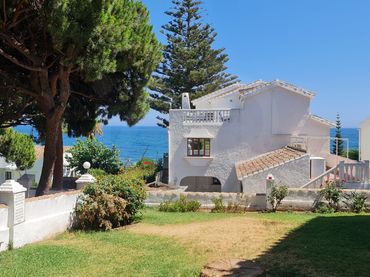 Casa pareada con piscina en venta en Calahonda