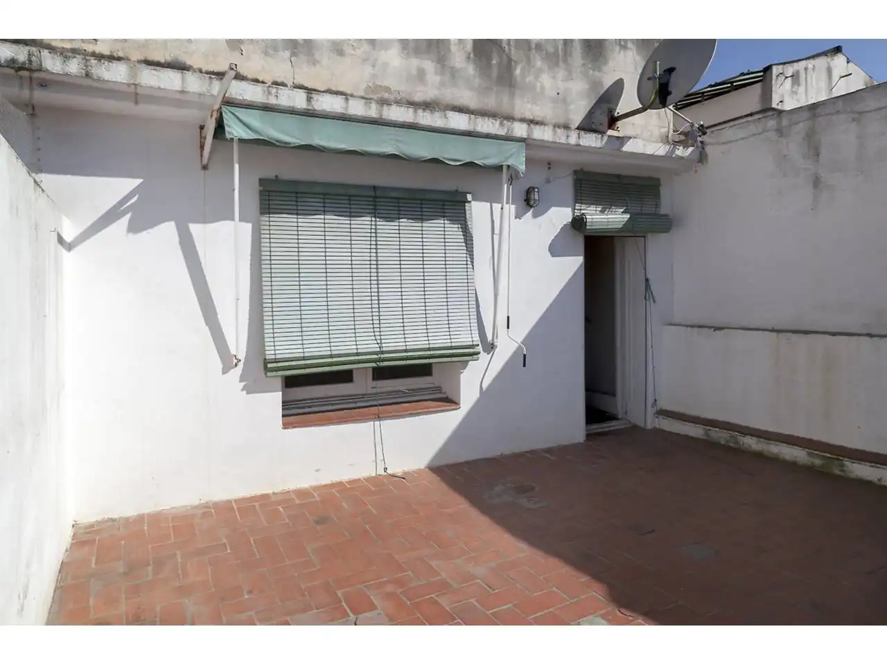 Vista exterior de Àtic en venda en L'Hospitalet de Llobregat amb Terrassa i Balcó