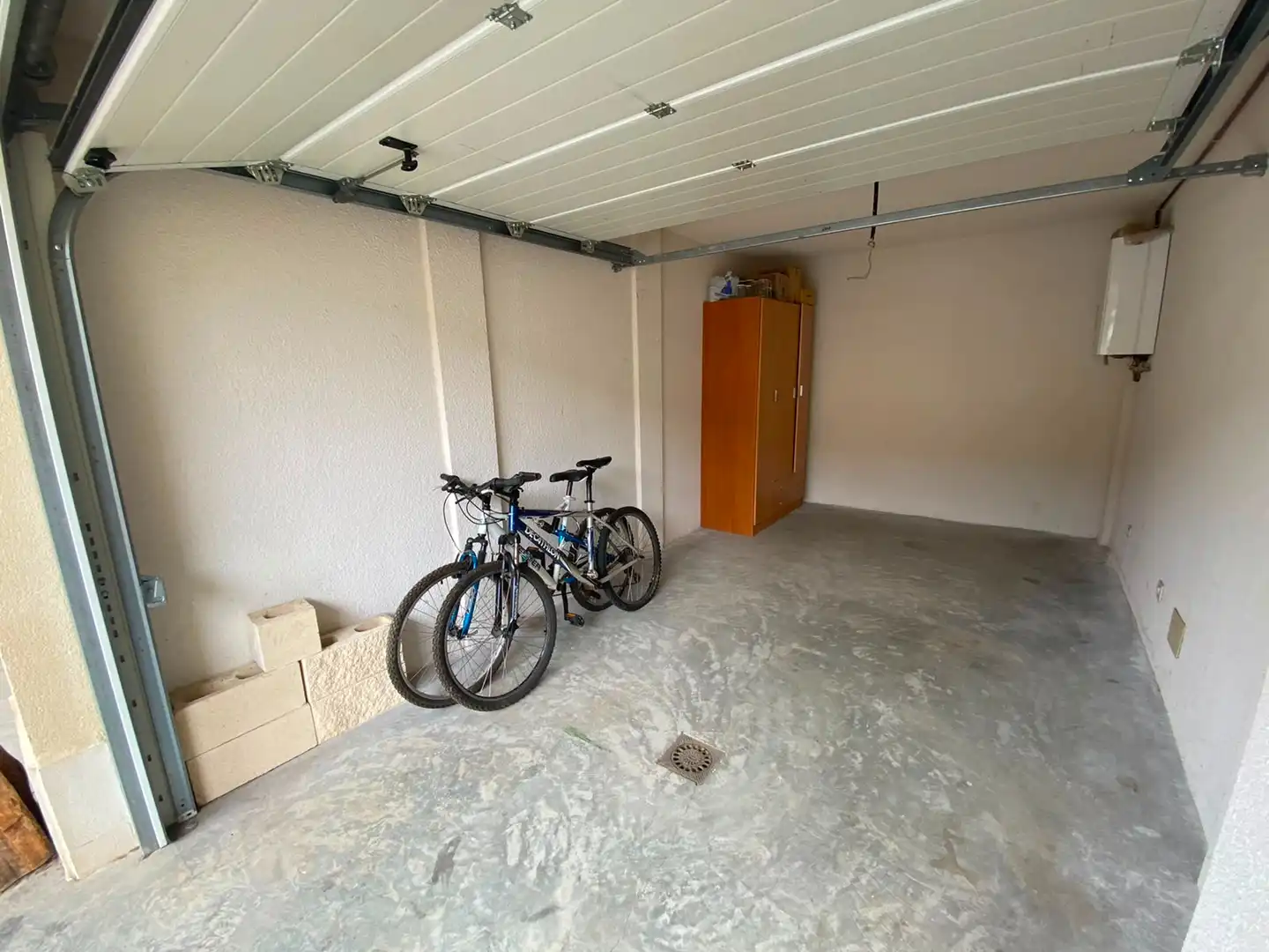 Parking de Casa o chalet en venta en Castro-Urdiales con Calefacción, Jardín privado y Parquet