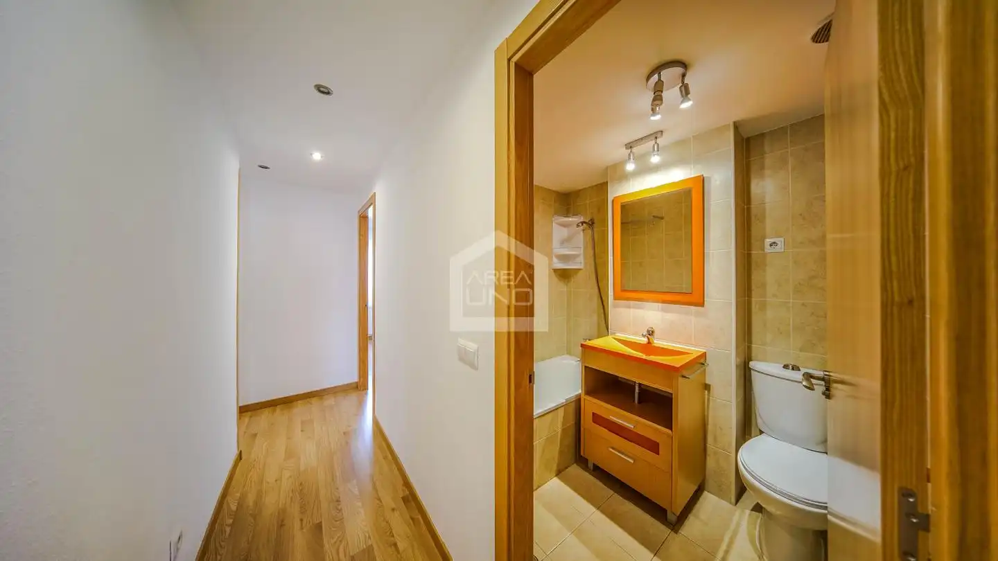 Baño de Planta baja en venta en Alcorcón con Calefacción, Trastero y Piscina comunitaria