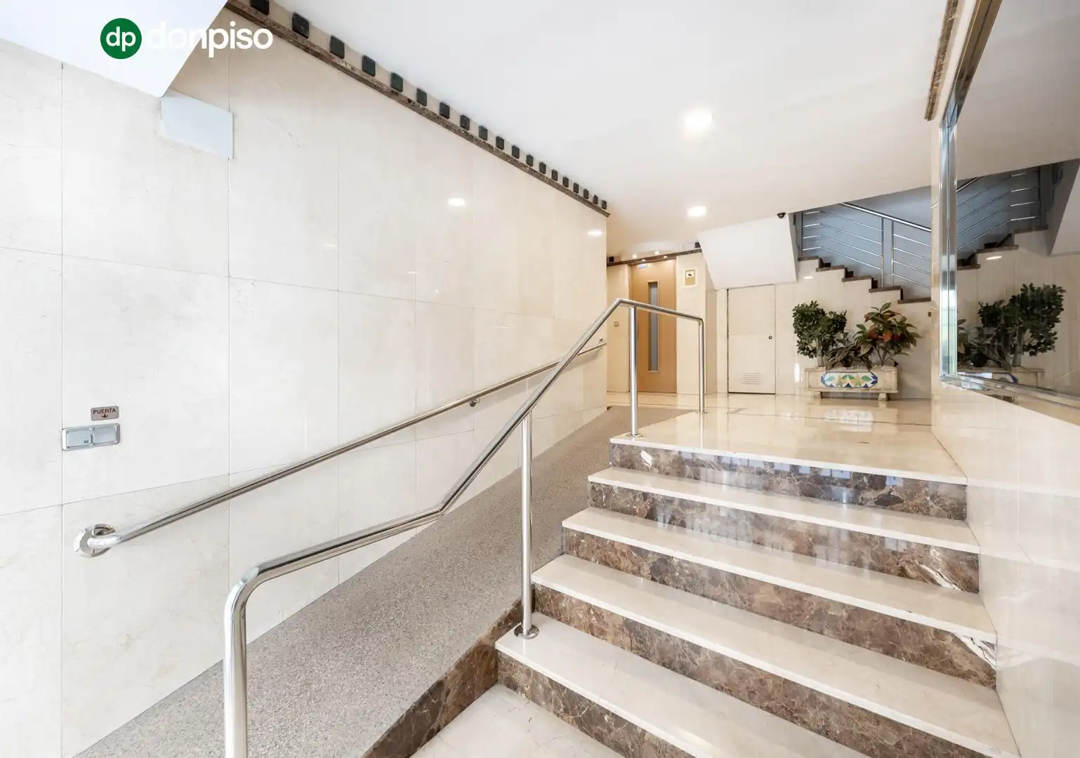 Piso en venta en Granada con Terraza, Trastero y Balcón