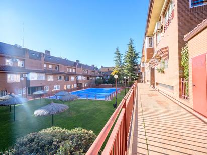 Vista exterior de Casa adosada en venda en Alcorcón amb Calefacció, Jardí privat i Terrassa