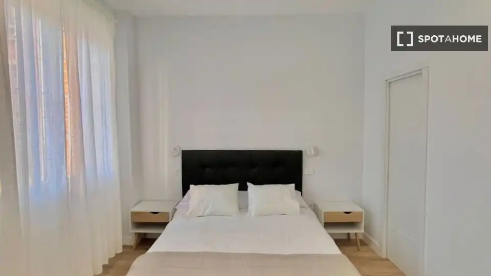 Schlafzimmer von Wohnung zur Miete in Madrid mit Klimaanlage, Heizung und Möbliert