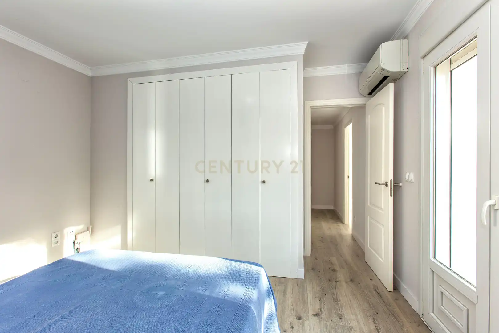 Schlafzimmer von Einfamilien-Reihenhaus zum Verkauf in Oliva mit Klimaanlage, Privatgarten und Ofen