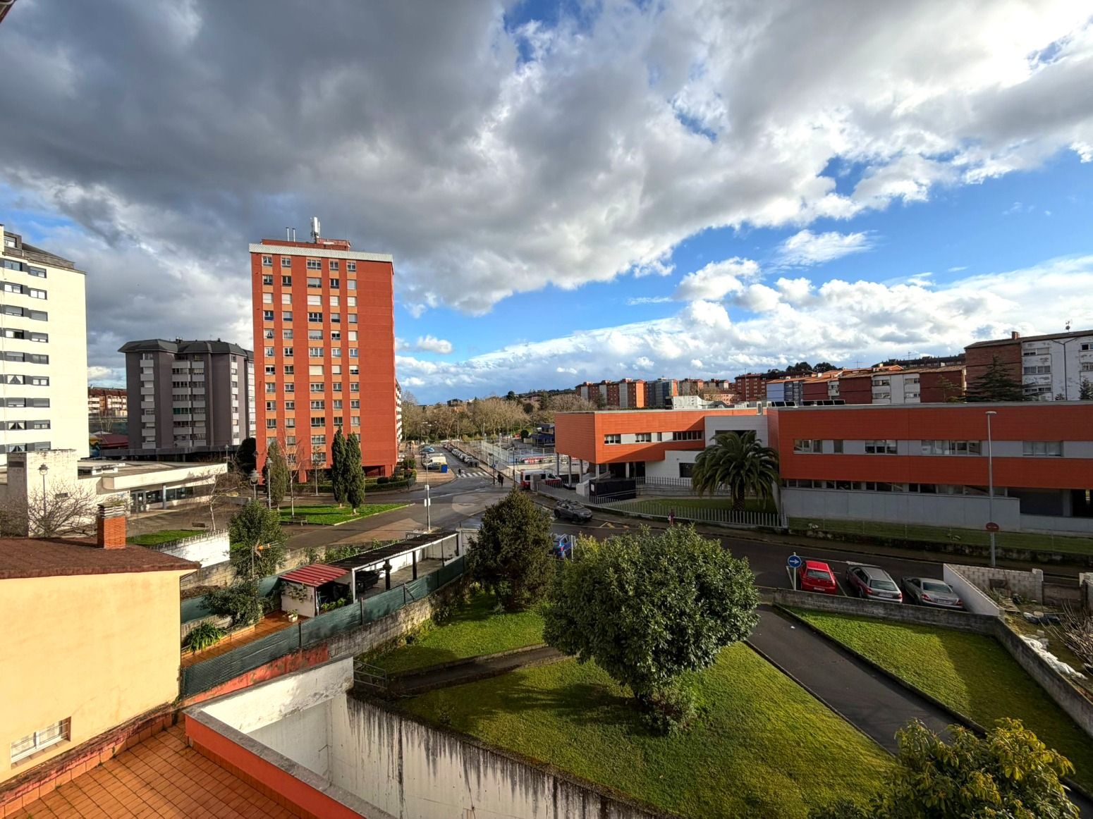 Vista exterior de Piso en venta en Avilés con Calefacción, Parquet y Trastero