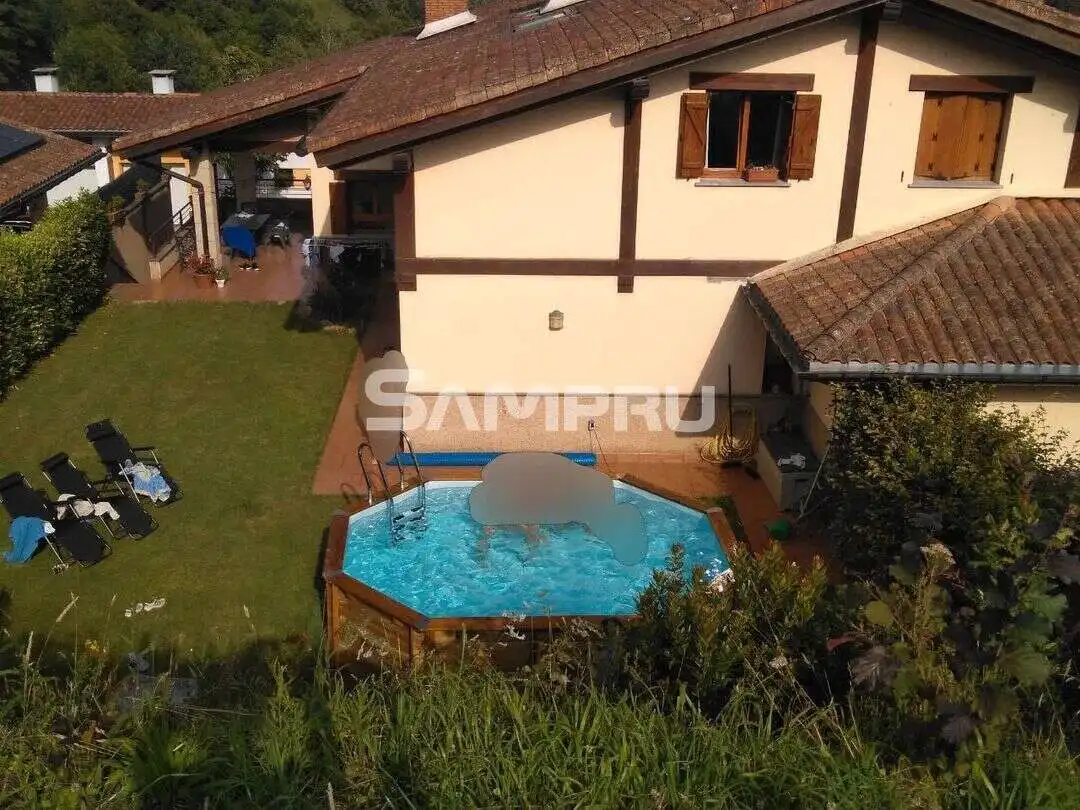 Piscina de Casa adosada en venta en Bergara con Calefacción, Jardín privado y Trastero