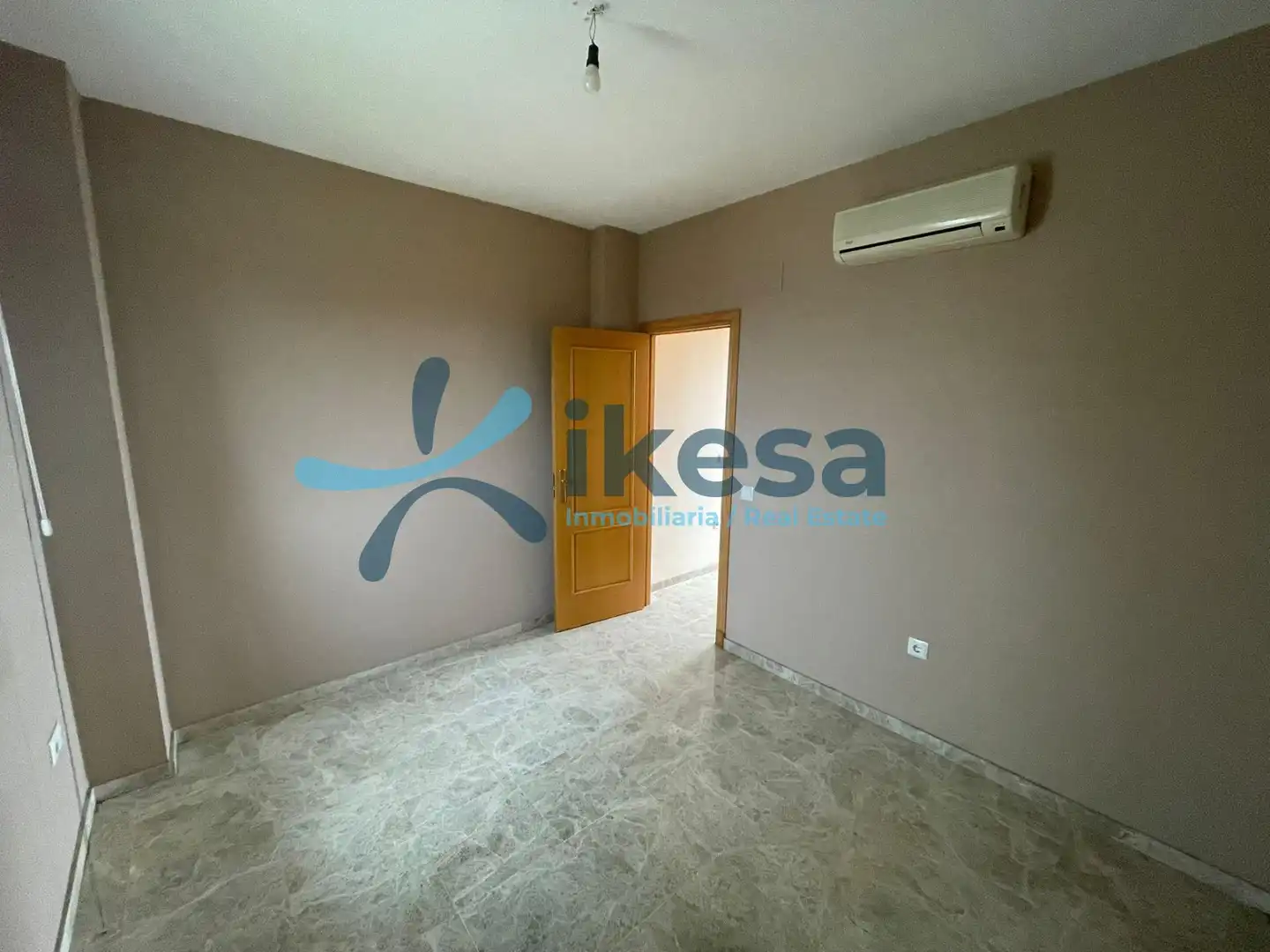 Habitación de Casa adosada en venta en Castilleja de la Cuesta con Aire acondicionado