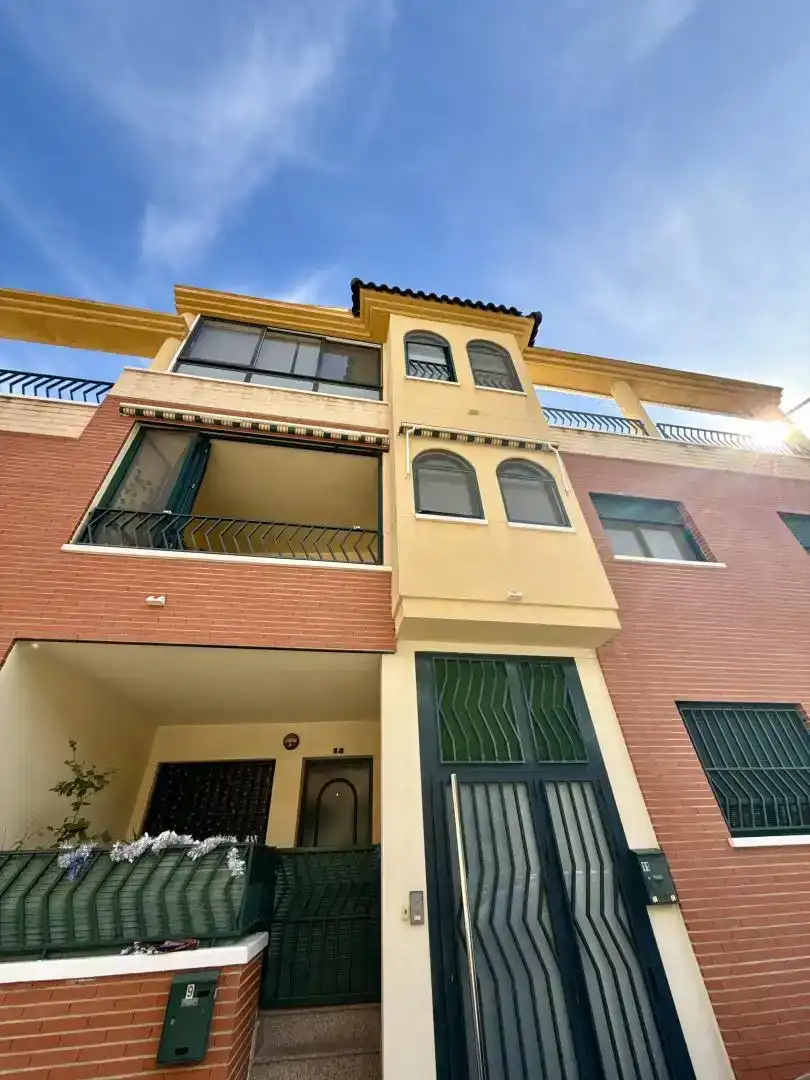 Vista exterior de Pis en venda en Orihuela amb Aire condicionat, Traster i Balcó