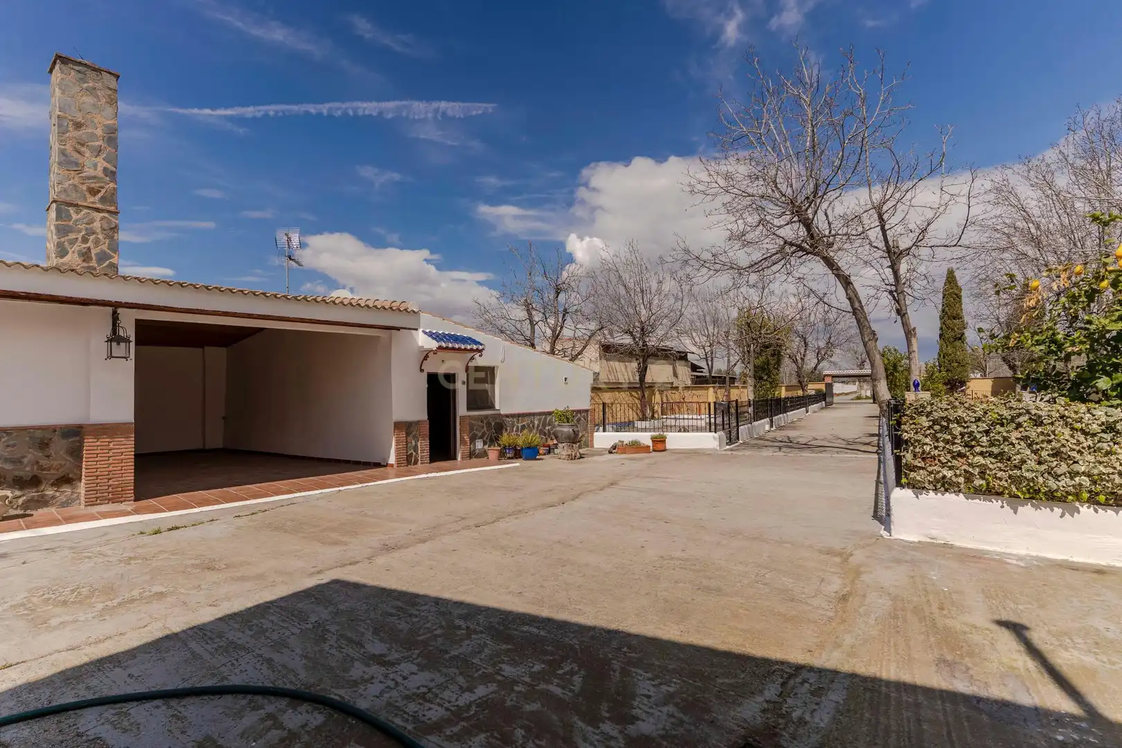 Vista exterior de Casa o xalet en venda en Granada amb Aire condicionat, Jardí privat i Traster