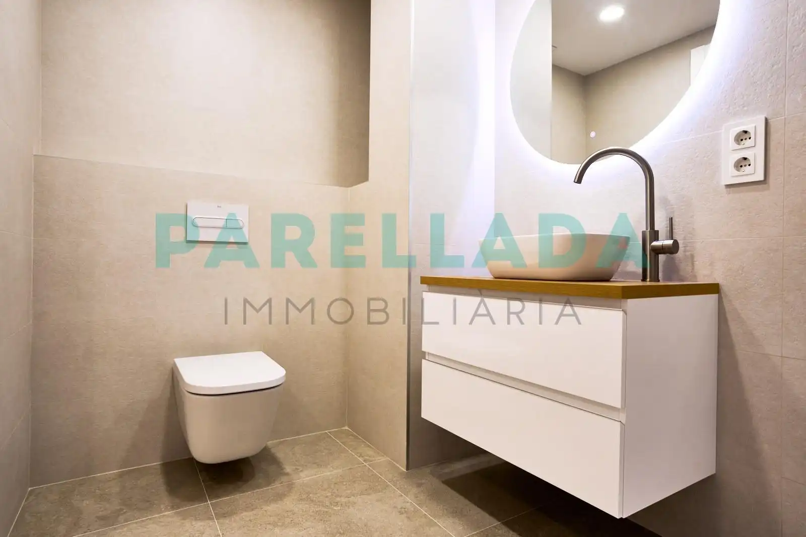 Bathroom of Flat for sale in Badalona  with Air Conditioner, Heating and Parquet flooring