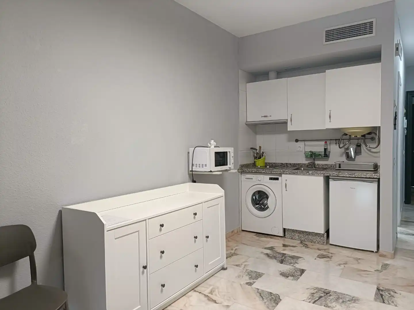 Cocina de Estudio de alquiler en Sevilla con Aire acondicionado, Amueblado y Lavadora