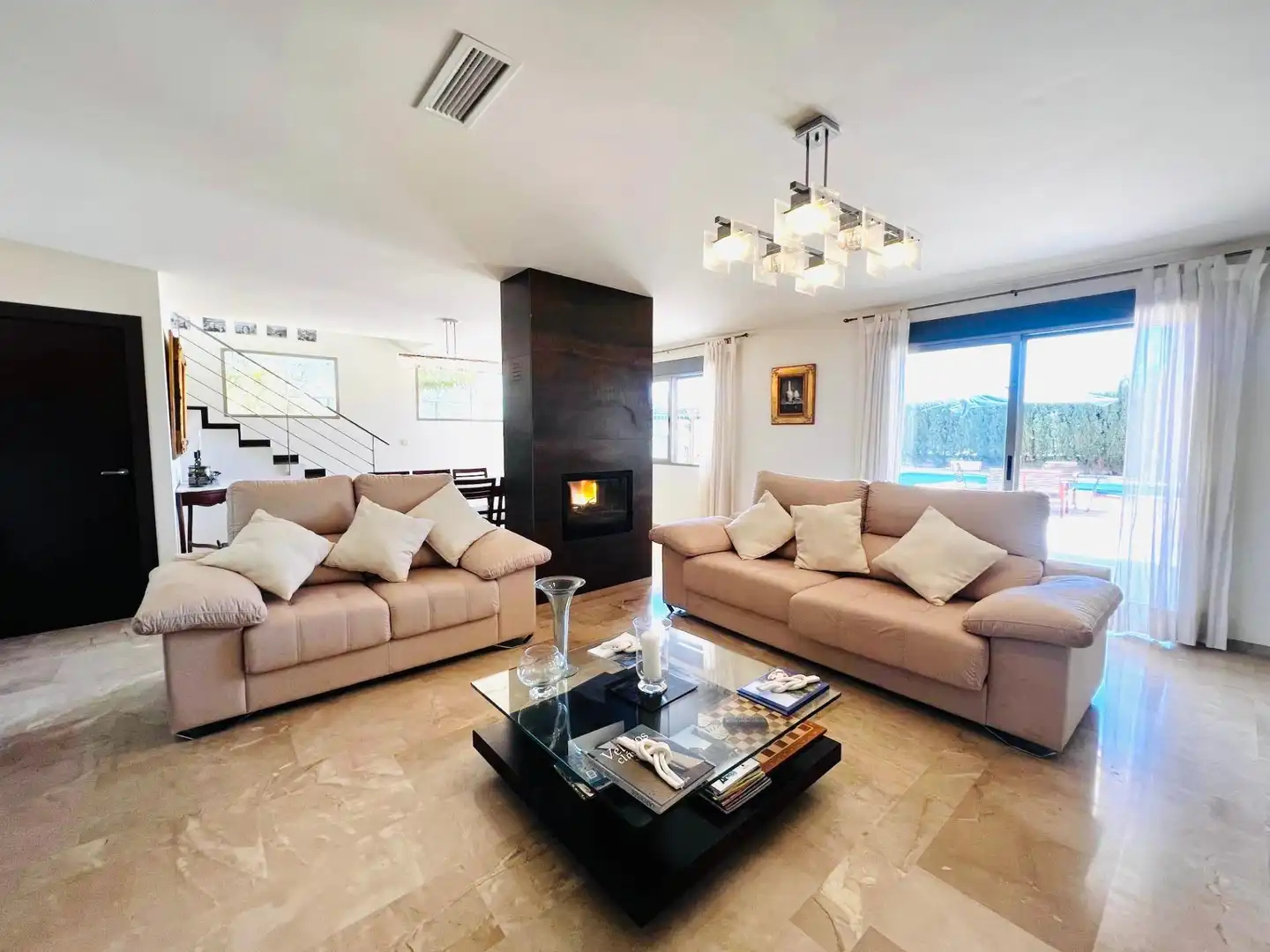 Sala d'estar de Casa o xalet en venda en Elche / Elx amb Aire condicionat, Calefacció i Jardí privat