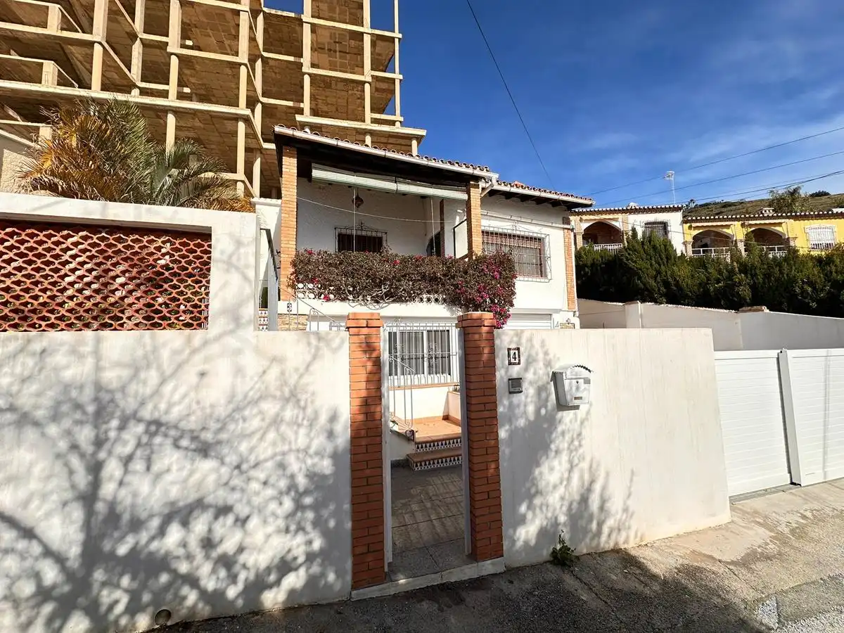 Vista exterior de Casa o chalet en venta en Almuñécar con Jardín privado, Terraza y Amueblado