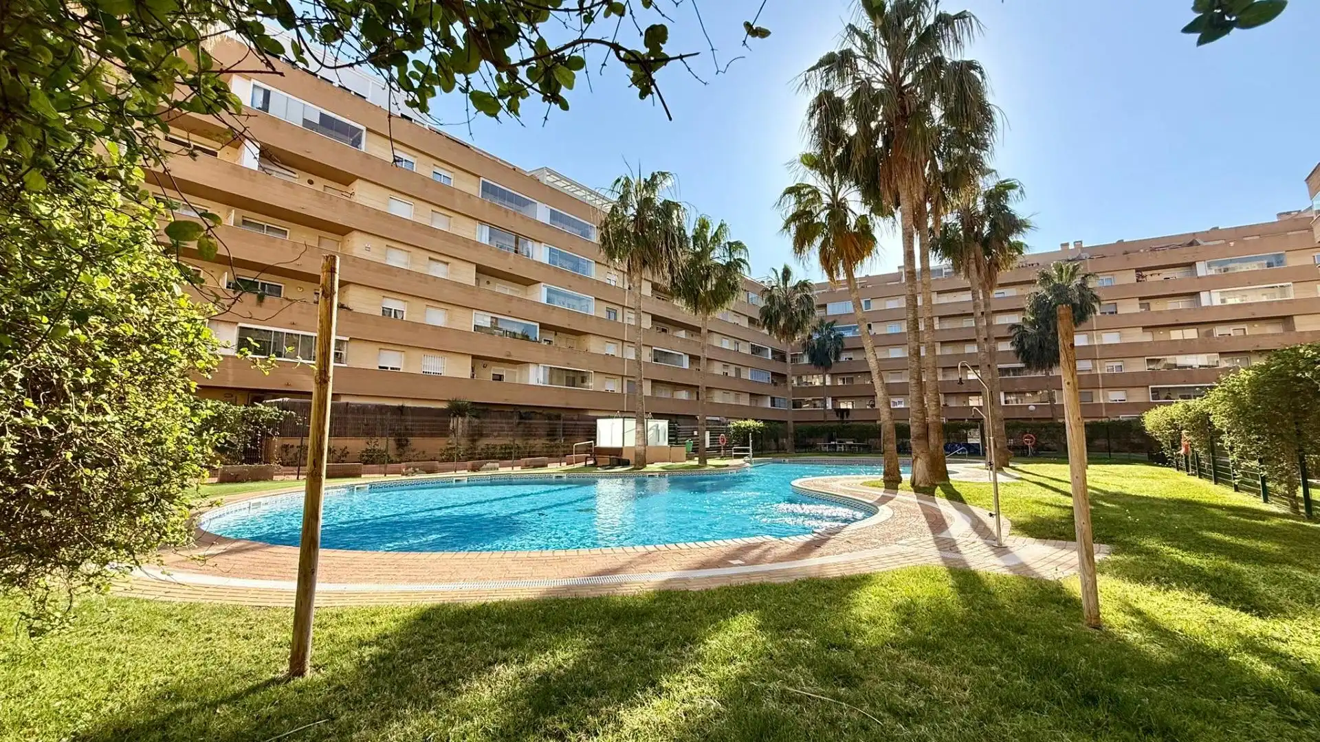 Vista exterior de Pis en venda en Roquetas de Mar amb Aire condicionat, Terrassa i Piscina comunitària