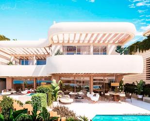 Vista exterior de Casa adosada en venda en Marbella amb Jardí privat, Terrassa i Traster