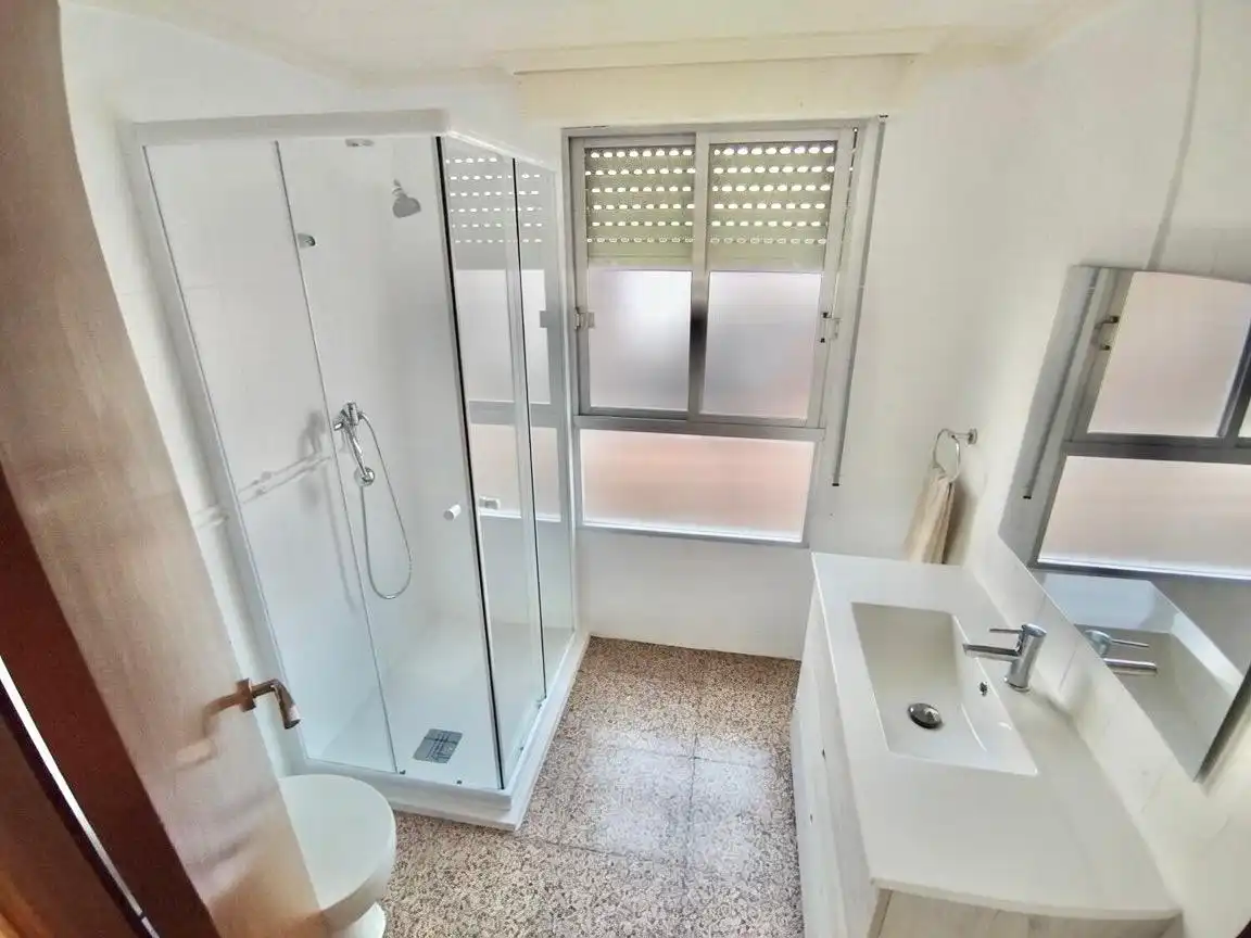 Baño de Apartamento de alquiler en Almoradí con Amueblado, Microondas y TV