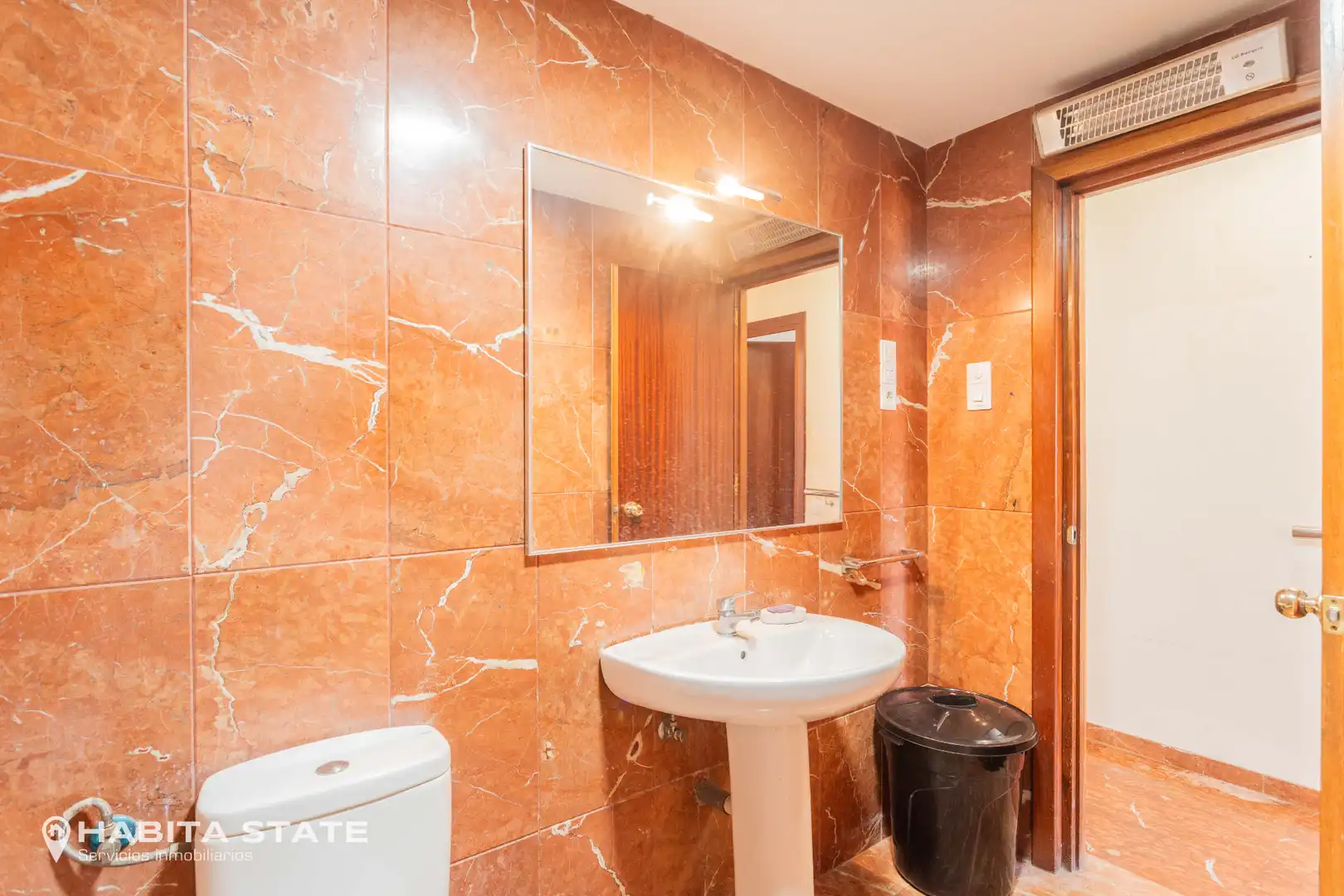 Bathroom of Flat for sale in Almería  with Air Conditioner, Heating and Oven