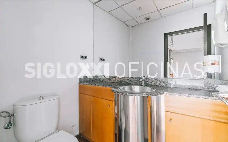 Bathroom of Office for sale in Barcelona