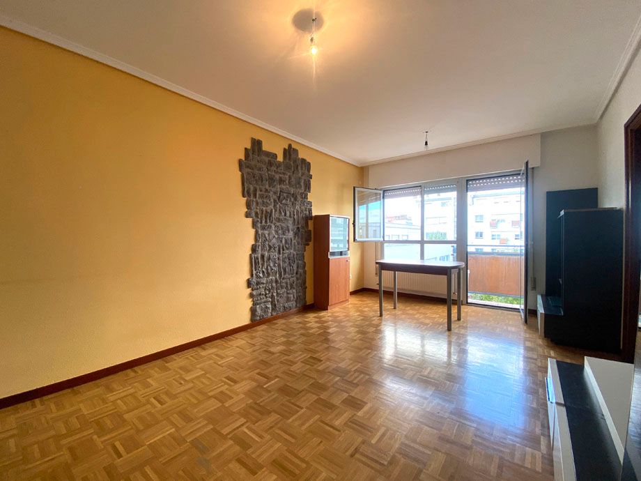 Sala d'estar de Pis en venda en Vitoria - Gasteiz amb Calefacció, Parquet i Terrassa