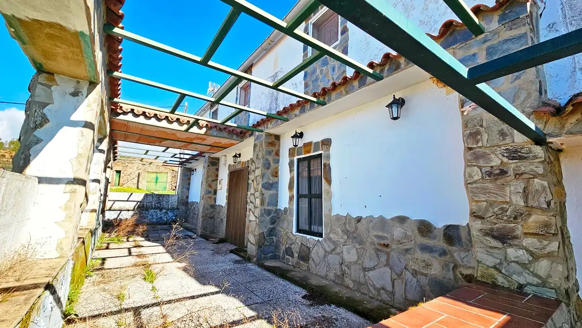 Vista exterior de Casa o xalet en venda en Almonaster la Real amb Jardí privat, Terrassa i Traster